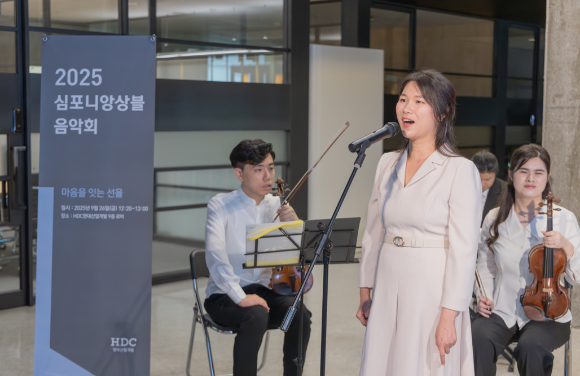 HDC현대산업개발은 경로의 달을 맞아서는 서울 용산구 관내 복지시설을 이용하는 어르신들을 위한 다과 세트를 기부했다. [사진=HDC현대산업개발]