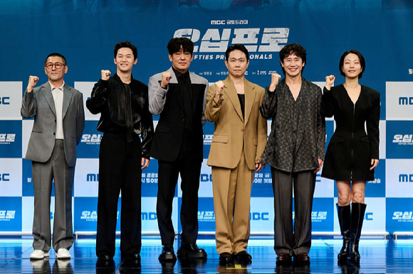 한동화 감독, 신하균, 오정세, 허성태, 김신록, 이학주가 21일 서울 마포구 상암동 MBC신사옥방송센터에서 진행된 MBC 새 금토드라마 &lsquo;오십프로&rsquo; 제작발표회에서 포토타임을 갖고 있다. [사진=MBC]