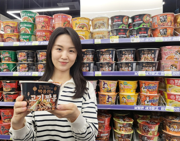 직원이 백종원 고기 짬뽕 컵라면을 들고 있다. [사진=CU]