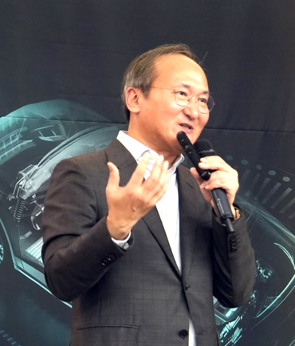 이석희 SK온 최고경영자(CEO)가 지난 20일 서울 서대문구 연세대학교 백양누리 IBK홀에서 특강을 진행하는 모습. [사진=SK온]