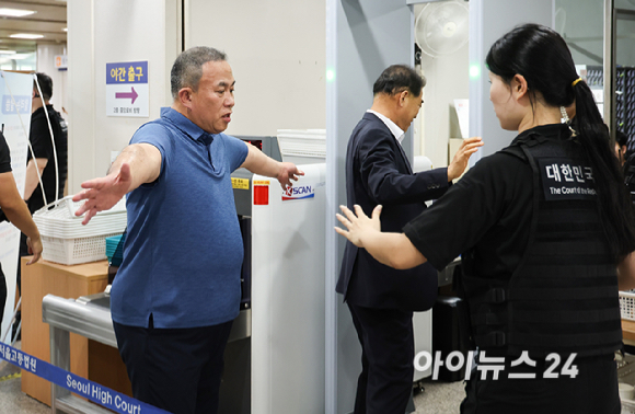 정치 브로커 명태균으로부터 여론조사를 무상으로 받은 혐의로 기소된 윤석열 전 대통령의 1심 결과가 나오는 13일 명씨가 서울 서초구 서울중앙지법에서 열린 선고 공판에 출석하고 있다. [사진=사진공동취재단]