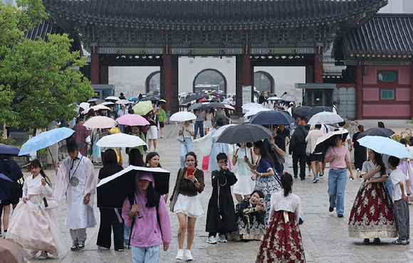 서울 경복궁이 우산을 쓴 시민과 외국인 관광객들로 북적이고 있다. [사진=연합뉴스]