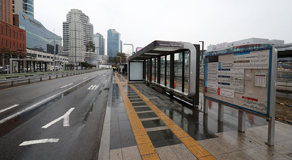 서울 시내버스가 노사 협상 결렬로 오전 4시를 기해 12년 만에 총파업에 돌입한 28일 오전 서울역 버스환승센터가 한산한 모습을 보이고 있다. [사진=뉴시스]