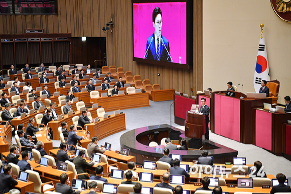 김민석 더불어민주당 대표가 7일 서울 여의도 국회에서 열린 제439회국회(정기회) 제3차 본회의에서 교섭단체 대표연설을 하고 있다. [사진=곽영래 기자]