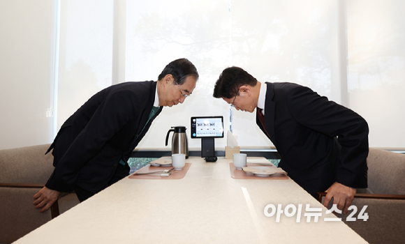 국민의힘 김문수 대선후보와 무소속 한덕수 대선 예비후보가 7일 서울 종로구의 한 식당에서 후보 단일화와 관련해 회동하고 있다. [사진=곽영래 기자]