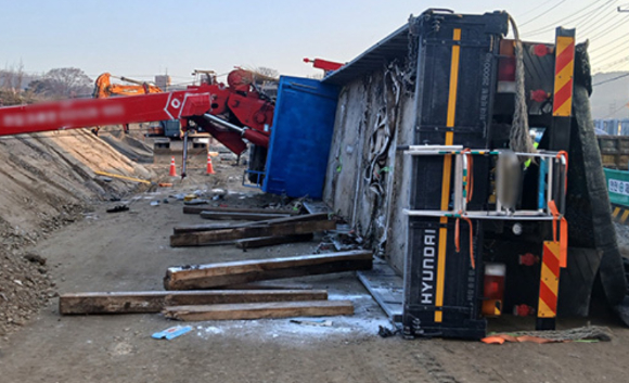 15일 오전 8시께 인천 강화군의 한 공사장에서 25t 차량용 크레인이 좌측으로 전도되는 사고가 났다. [사진=인천소방본부]