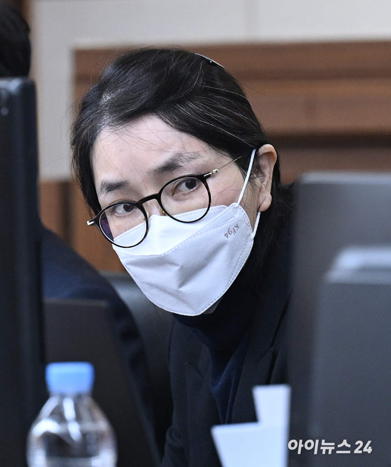 도이치모터스 주가조작과 명태균 공천개입, 통일교 청탁·뇌물 수수 의혹 혐의 등으로 구속기소 된 김건희 씨가 3일 서울 서초구 서울중앙지방법원에서 열린 자본시장법 위반 혐의 결심 공판에 출석하고 있다. [사진=사진공동취재단]