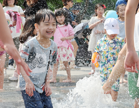 서울 종로구 광화문광장에 설치된 분수대에서 어린이들이 물놀이를 하고 있다. [사진=뉴시스]