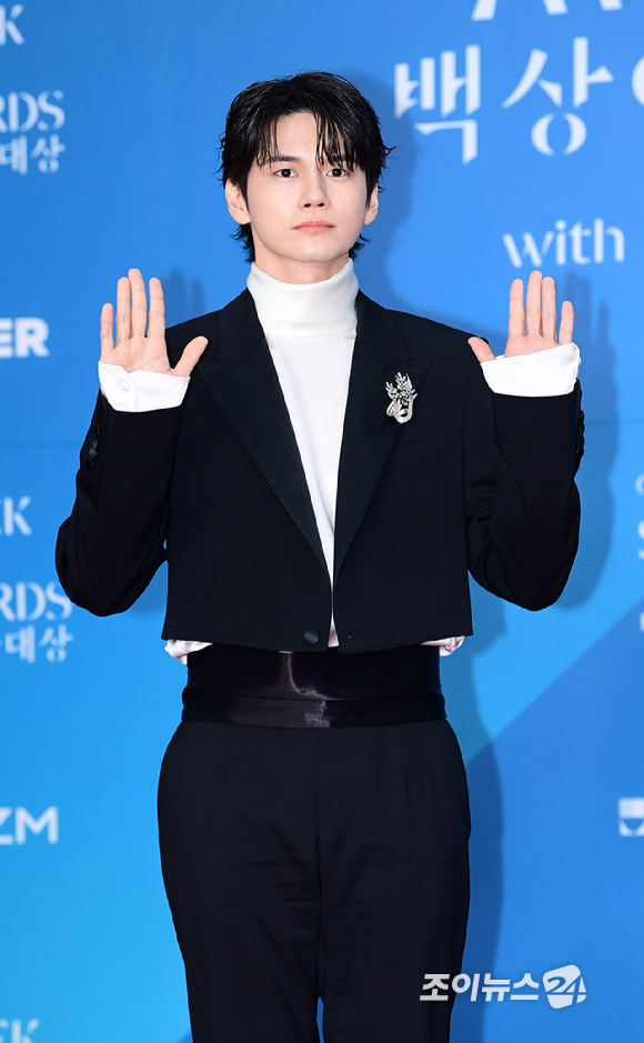 배우 옹성우가 5일 오후 서울 삼성동 코엑스에서 열린 제61회 백상예술대상 시상식 레드카펫 행사에 참석하고 있다. [사진=정소희 기자]