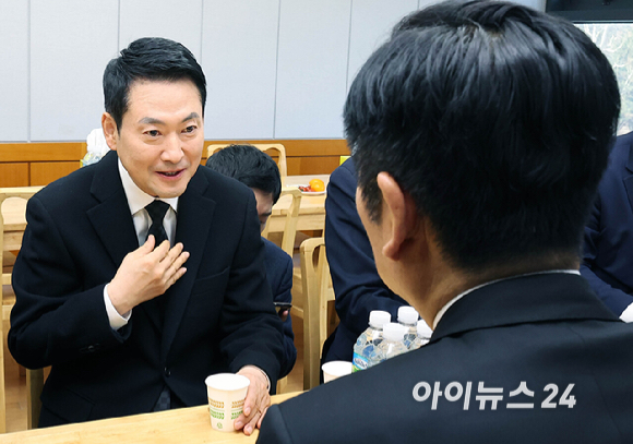 장동혁 국민의힘 장동혁 대표(왼쪽 둘째)가 30일 오전 서울 종로구 서울대학교병원 장례식장에 마련된 故 이해찬 전 국무총리의 빈소를 찾아 조문한 뒤 정청래 더불어민주당 대표와 대화하고 있다. [사진=사진공동취재단]