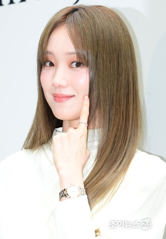 배우 이성경이 29일 오후 서울 강남구 청담 Villa 15에서 열린 론진 마스터 컬렉션 론칭 이벤트 행사에 참석하고 있다. [사진=정소희 기자]