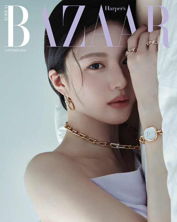 배우 고윤정이 화보 촬영에서 포즈를 취하고 있다. [사진=하퍼스 바자]