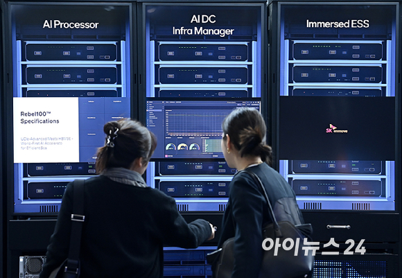 22일 서울 강남구 코엑스에서 열린 2026 월드IT쇼에서 SKT부스에서 관람객들이 부스를 둘러보고 있다. [사진=곽영래 기자]