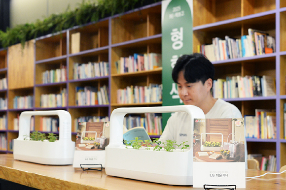 식물생활가전 'LG 틔운 미니'가 책방 서가 및 열람실 공간을 특별하게 만들고 있다. [사진=LG전자]