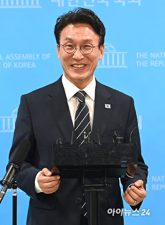 김민석 전 국무총리가 6일 서울 여의도 국회 소통관에서 더불어민주당 당대표 출마 선언 기자회견을 마친 뒤 질문에 답변하고 있다. [사진=곽영래 기자]
