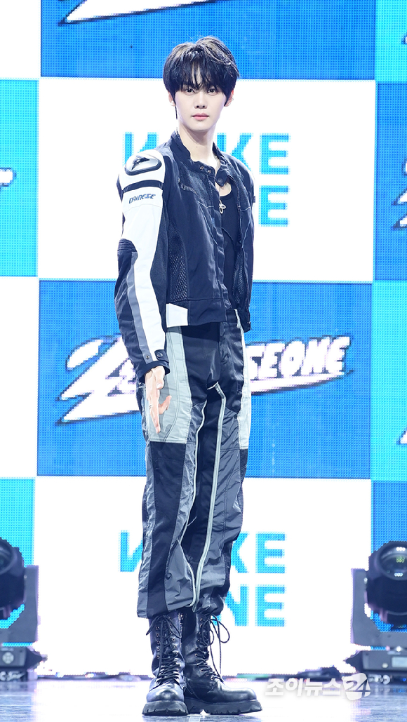 그룹 제로베이스원 김규빈이 1일 오후 서울 용산구 한남 블루스퀘어에서 열린 제로베이스원(ZEROBASEONE) 정규 1집 '네버 세이 네버(NEVER SAY NEVER)' 쇼케이스에 참석하고 있다. [사진=정소희 기자]