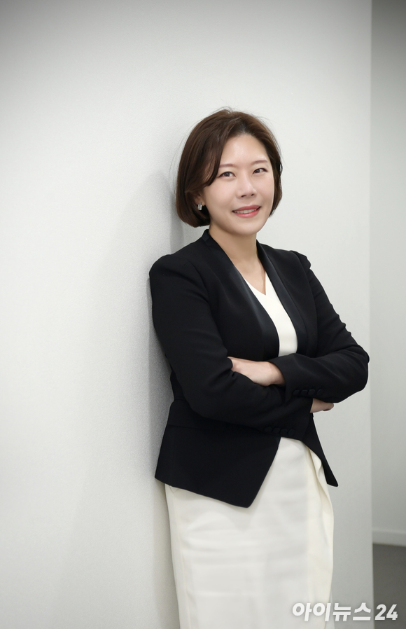 서종희 포스코건설 차장(더샵 아르테 분양소장)이 아이뉴스24와의 인터뷰에 앞서 인천 남동구 구월동에 위치한 더샵 아르테 견본주택 앞에서 포즈를 취하고 있다. [사진=정소희 기자]
