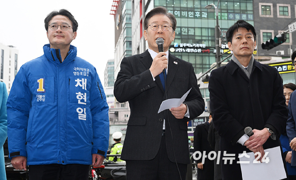 이재명 더불어민주당 대표가 5일 오후 서울시 영등포구 영등포역 앞에서 긴급 현장기자회견을 하고 있다. [사진=공동취재단]