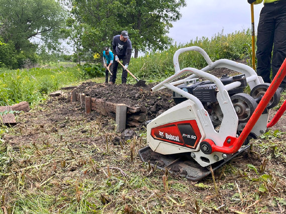 두산밥캣 미국 임직원들이 장비를 이용해 환경정비를 하고 있다. [사진=두산밥캣]