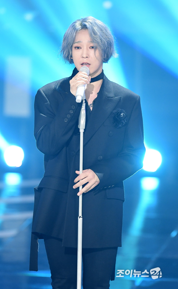 남태현이 SBS MTV '더쇼' 생방송 현장공개에서 노래를 부르고 있다.