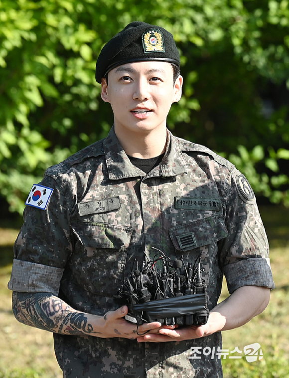 그룹 방탄소년단(BTS) 지민, 정국이 육군 현역으로 군 복무를 마치고 만기 전역했다.11일 오전 경기 연천군 연천공설운동장에서 진행된 전역 행사에서 정국이 포즈를 취하고 있다. [사진=곽영래 기자]