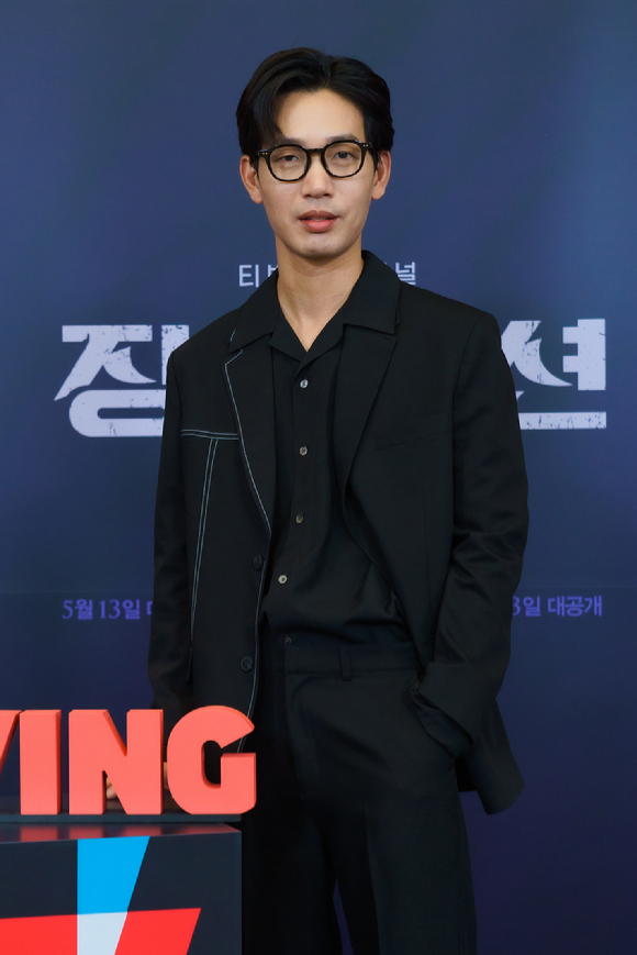 배우 김도윤이 10일 온라인으로 진행된 티빙 오리지널 시리즈 '장미맨션' 제작발표회에 참석해 포즈를 취하고 있다. [사진=티빙]