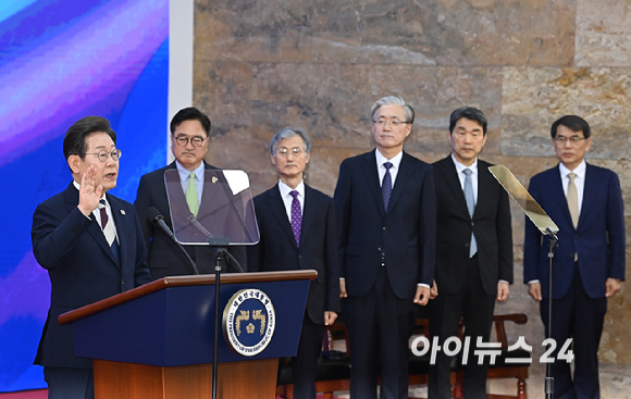 이재명 대통령이 4일 오전 서울 여의도 국회 로텐더홀에서 취임선서를 하고 있다. [사진=곽영래 기자]
