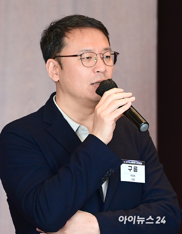 인터넷종합지 아이뉴스24와 기업&middot;정책 전문가들이 한자리에 모여 AI 기술 동향과 산업 협력의 방향을 함께 논의하는 'K-AI 이노베이터' 조찬모임이 14일 오전 서울 용산구 한남동 그랜드하얏트서울에서 열렸다. 구름 빅밸류 대표가 인사말을 하고 있다. [사진=정소희 기자]