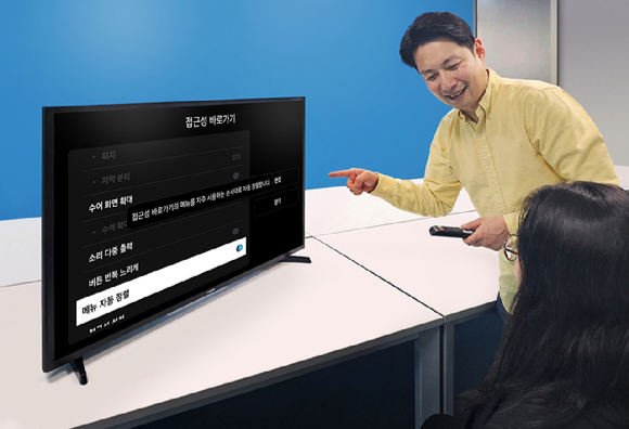 시각·청각 장애인용 TV 담당자가 '시각·청각 장애인용 TV 보급사업' 공급 모델인 43형 풀HD 스마트 TV를 소개하고 있다. [사진=삼성전자]