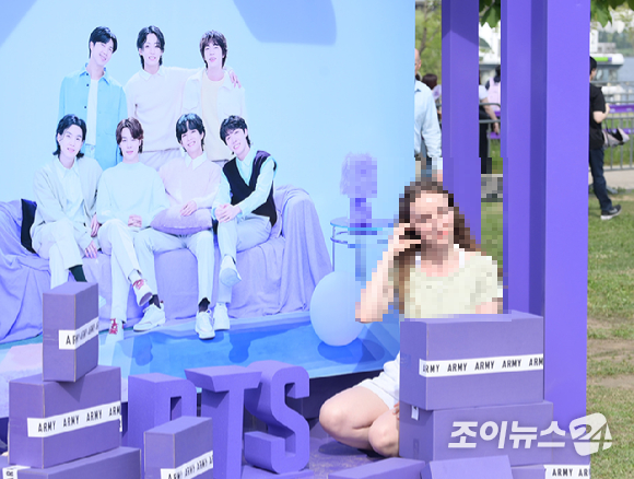 17일 서울 영등포구 여의도 한강공원에서 열린 방탄소년단 데뷔 10주년 FESTA @여의도(BTS 10th Anniversary FESTA @Yeouido)에 참석한 팬들이 'BTS 히스토리 월' 코너를 즐기고 있다. [사진=정소희 기자]