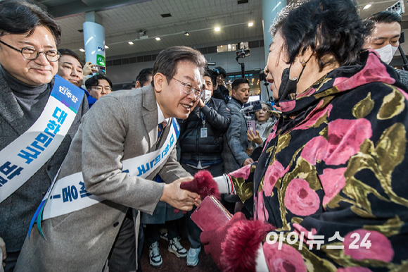 이재명 더불어민주당 대표가 8일 오전 서울 용산구 용산역에서 시민들을 만나 설 귀성인사를 하고 있다. [사진=정소희 기자]