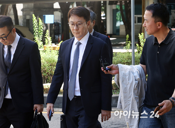 전진배 JTBC 대표이사가 23일 서울 서초구 회생법원에서 열린 중앙그룹 계열사 기업 회생신청 대표자 심문기일에 출석하고 있다. [사진=사진공동취재단 ]