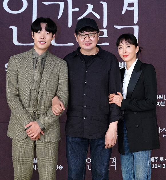 류준열-허진호 감독-전도연이 2일 온라인으로 진행된 JTBC 10주년 특별기획 '인간실격'(김지혜 극본, 허진호 박홍수 연출) 제작발표회에 참석해 포즈를 취하고 있다. [사진=JTBC]