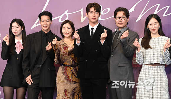 배우 다현, 장률, 윤세아, 이시우, 유재명, 서현진이 18일 서울 구로구 더 링크 서울 호텔에서 열린 JTBC 새 금요시리즈 '러브 미' 제작발표회에서 포즈를 취하고 있다. [사진=곽영래 기자]