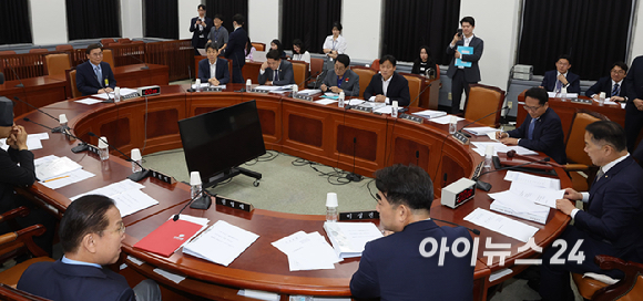 26일 서울 여의도 국회에서 정보위원회 전체회의가 열리고 있다. [사진=국회사진기자단]