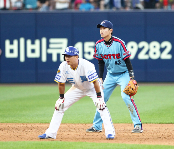 KBO는 리그 출범 40주년을 기념해 프로 원년(1982년) 창단팀인 롯데 자이언츠와 삼성 라이온즈의 올 시즌 개막 후 5, 7월 예정된 두팀 맞대결을 클래식 매치업으로 선정했다. 사진은 지난 2019년 5월 31일 사직구장에서 열린 롯데-삼성의 클래식 시리즈 당시 조지훈 롯데 응원단장(오른쪽)과 김상헌 삼성 응원단장이 당시 경기 전 공동 응원을 진행하고 있다. [사진=롯데 자이언츠]