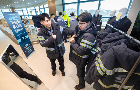 서울 강서구에 있는 대한항공 본사에서 대한항공 직원들이 신규 안전 현장 유니폼을 입어보고 있다. [사진=대한항공]