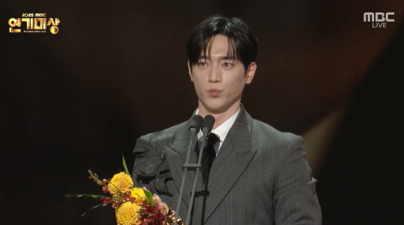 서강준이 30일 서울 상암 MBC신사옥 미디어센터에서 열린 '2025 MBC 연기대상'에서 수상소감을 이야기 하고있다. [사진=MBC 방송화면 캡처]