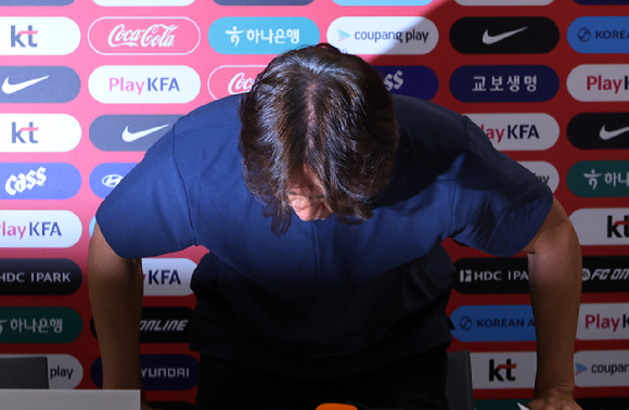 2026 북중미 월드컵 A조 조별리그 3차전에서 남아공에 패해 32강 합류를 위해 다른 조의 결과를 기다리고 있는 한국 축구국가대표팀이 25일(현지시간) 팀 베이스캠프인 멕시코 과달라하라로 돌아와 사포판 치바스 바예 베르데에서 회복훈련을 했다. 훈련에 앞서 갖은 기자회견에서 홍명보 감독이 기자의 질문을 듣고 있다. [사진=연합뉴스]