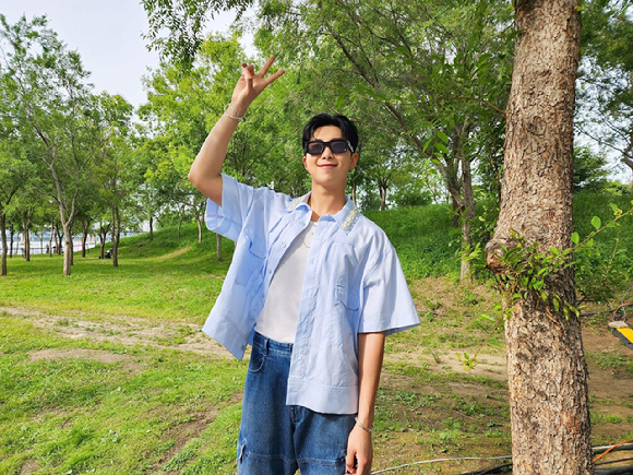 17일 서울 영등포구 여의도 한강공원에서 열린 방탄소년단 데뷔 10주년 FESTA @여의도(BTS 10th Anniversary FESTA @Yeouido)에 참석한 팬들이 'BTS 히스토리 월' 코너를 즐기고 있다. [사진=정소희 기자]