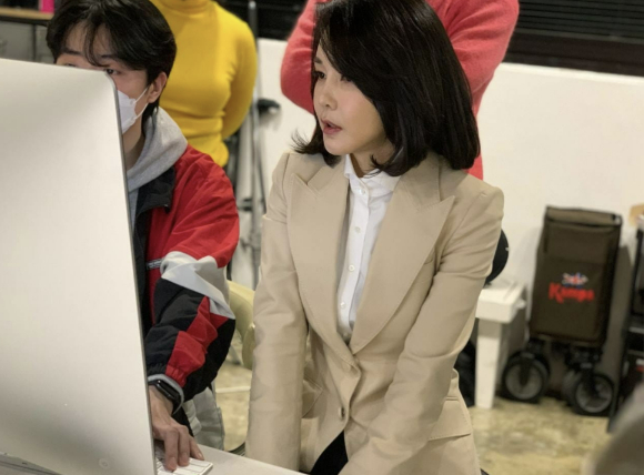 윤석열 국민의힘 대선후보 부인 김건희 씨의 팬클럽 회장인 강신업 변호사가 김씨의 사진을 공개했다. [사진=강신업 변호사 페이스북 ]