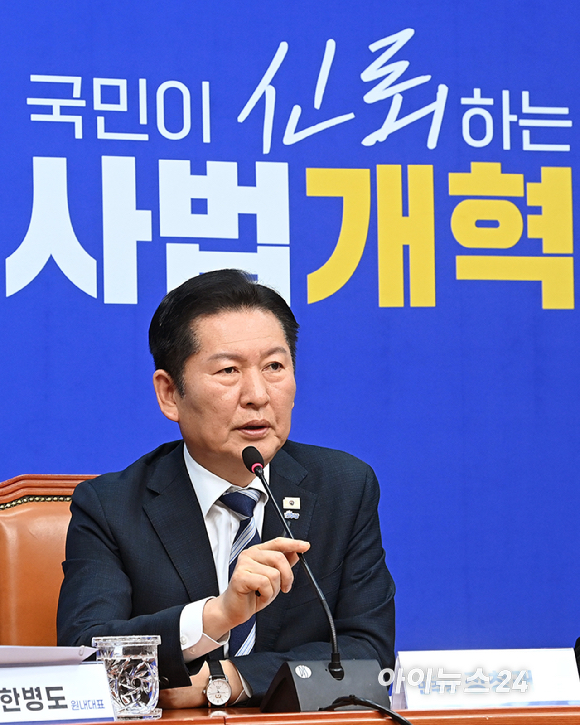 정청래 더불어민주당 대표가 17일 서울 여의도 국회에서 열린 검찰개혁 관련 당 대표 긴급 기자회견에서 발언하고 있다. [사진=곽영래 기자]