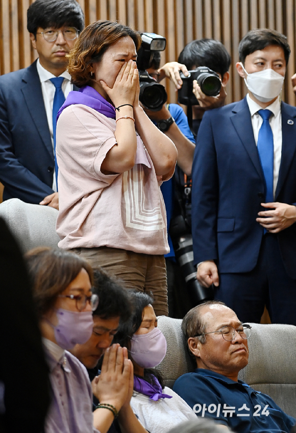 30일 국회 본회의에서 이태원참사 유가족들이 특별법 패스트트랙(신속처리안건) 지정 안건 토론을 보고 있다. [사진=곽영래 기자]