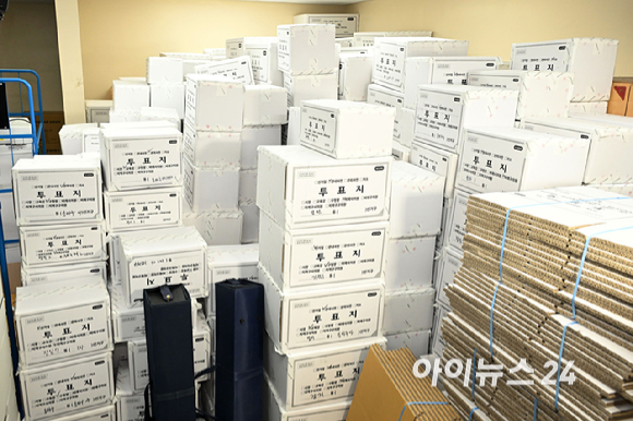 6&middot;3 지방선거 투표용지 부족 사태를 조사 중인 윤상현 국회 국정조사특별위원회 위원장을 비롯한 위원들이 서울 송파구 올림픽공원 내 개표소 찾은 2일 개표소 내부에 투표용지 보관박스가 쌓여 있다. [사진=국회사진기자단 ]
