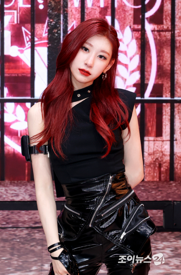 ITZY 채령이 29일 진행된 신보 발매 기념 온라인 기자간담회에서 포즈를 취하고 있다. [사진=JYP엔터테인먼트]