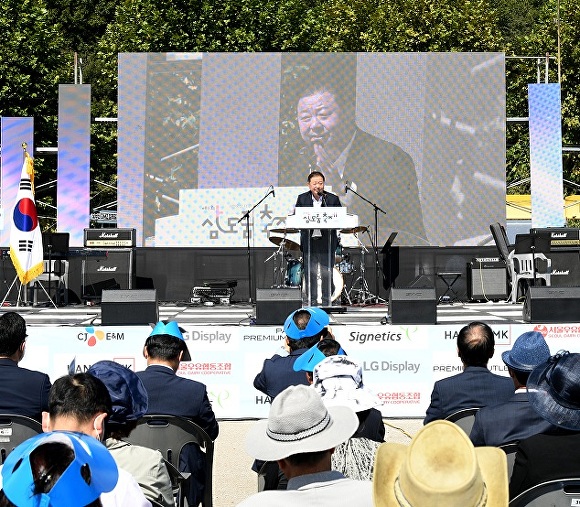 지난 2022년 파주 통일동산 방문주간 행사 당시 김경일 파주시장이 단상에 올라 축하 메시지를 전달하고 있다. [사진=파주시]