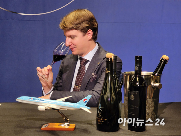 마크 알머트 소믈리에가 새롭게 선정된 대한항공 기내 와인을 시음하는 모습 [사진=양호연 기자]