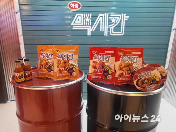 김홍국 하림그룹 회장이 15일 서울 성동구 성수동 '장하다 하림 맥시칸' 팝업스토어 현장을 찾아 브랜드를 소개하고 있다. [사진=정승필 기자]