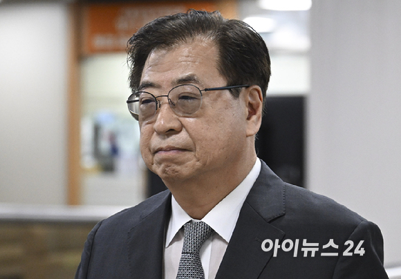 서훈 전 청와대 국가안보실장이 16일 서울 서초구 서울고등법원에서 열린 서해 공무원 피격 사실 은폐 관련 항소심 선고기일에 출석하고 있다. [사진=사진공동취재단 ]