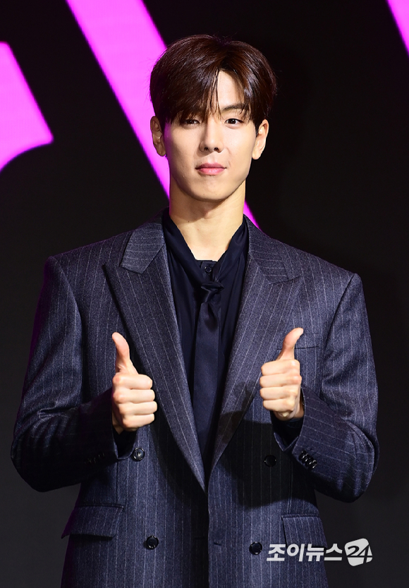 그룹 몬스타엑스 셔누가 16일 오후 서울 영등포구 여의도 콘래드 호텔에서 열린 몬스타엑스(MONSTA X) 데뷔 10주년 기념 기자간담회에 참석해 포토타임을 갖고 있다. [사진=정소희 기자]